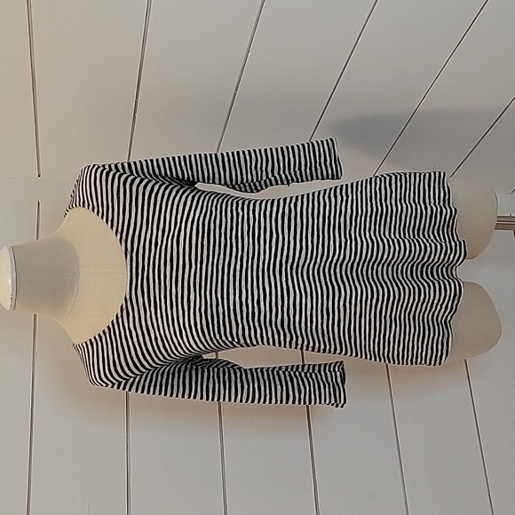 W5 Tops - W5 black and white zipper back top